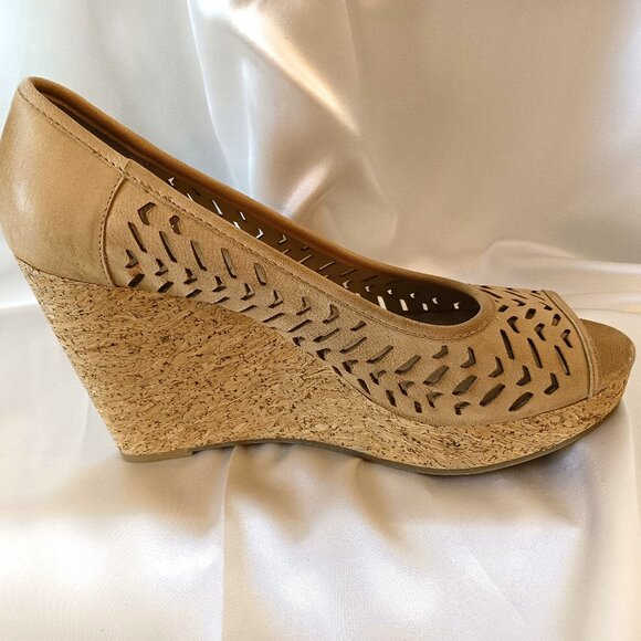 EUC 💥 ADRIENNE VITTADINI PEEP TOE LEATHER WEDGE PUMPS CORK 4" ~ SIZE 9.5 - Picture 7 of 8